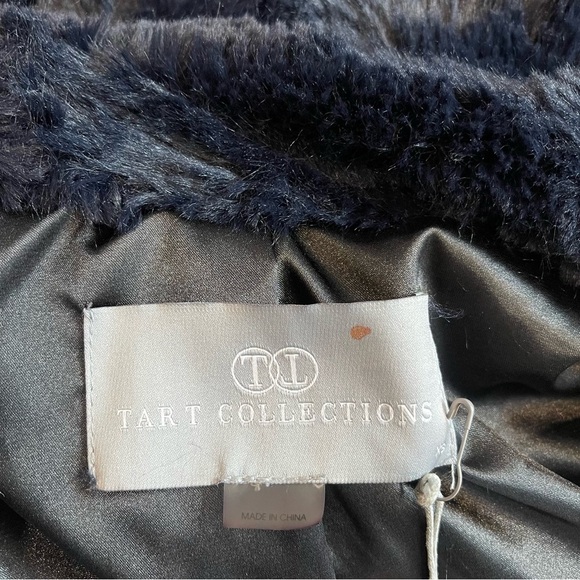 Tart Collections XS Navy Faux Fur Ramona Vest NWT Asymetrical Designer Soft - Picture 7 of 8